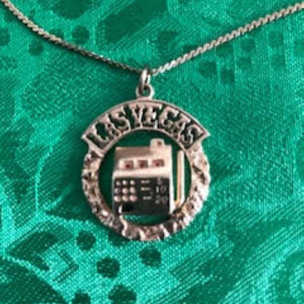 18" 14K Gold Serpentine Necklace Vegas Pendant